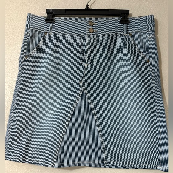 Woman’s size 12 very cute striped light denim skirt. Front and back pockets. - Picture 1 of 10